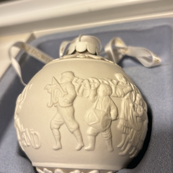 Wedgewood Merry Christmas & Happy New Year Ornament With Box - Picture 3 of 10